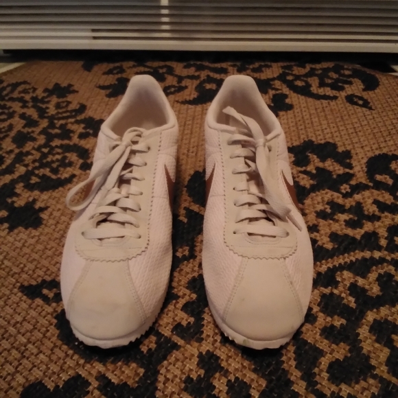 Women's Pink and White Nike Shoes 10 - Picture 4 of 4